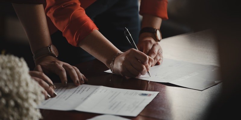 couple signing a will