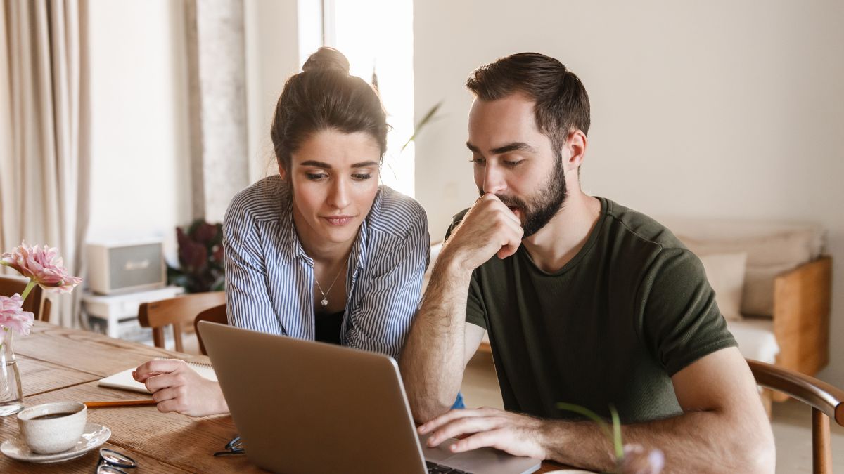 Couple looking at laptopl
