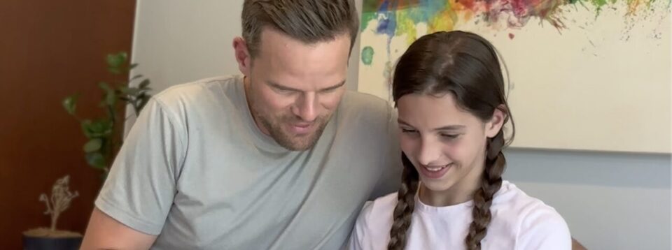 Dad-and-Daughter-Talking-About-Saving